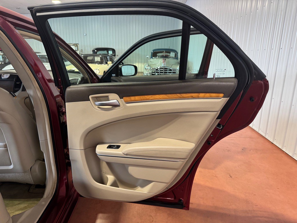 2012 Chrysler 300 Image 25