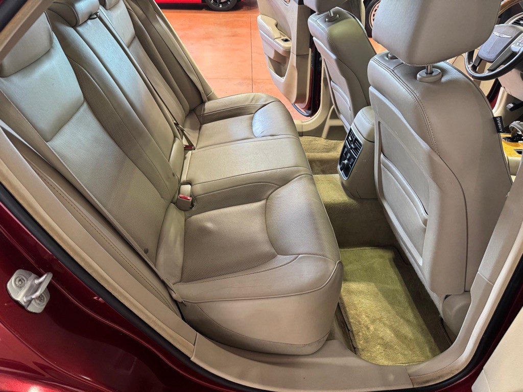 2012 Chrysler 300 Image 26