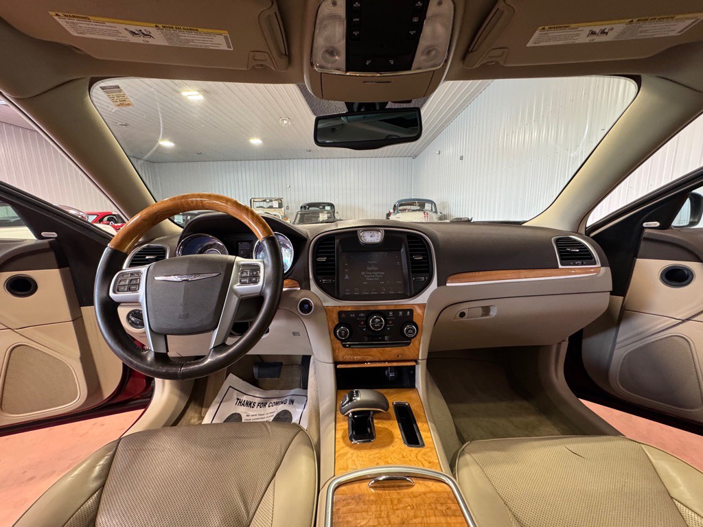 2012 Chrysler 300 Image 28
