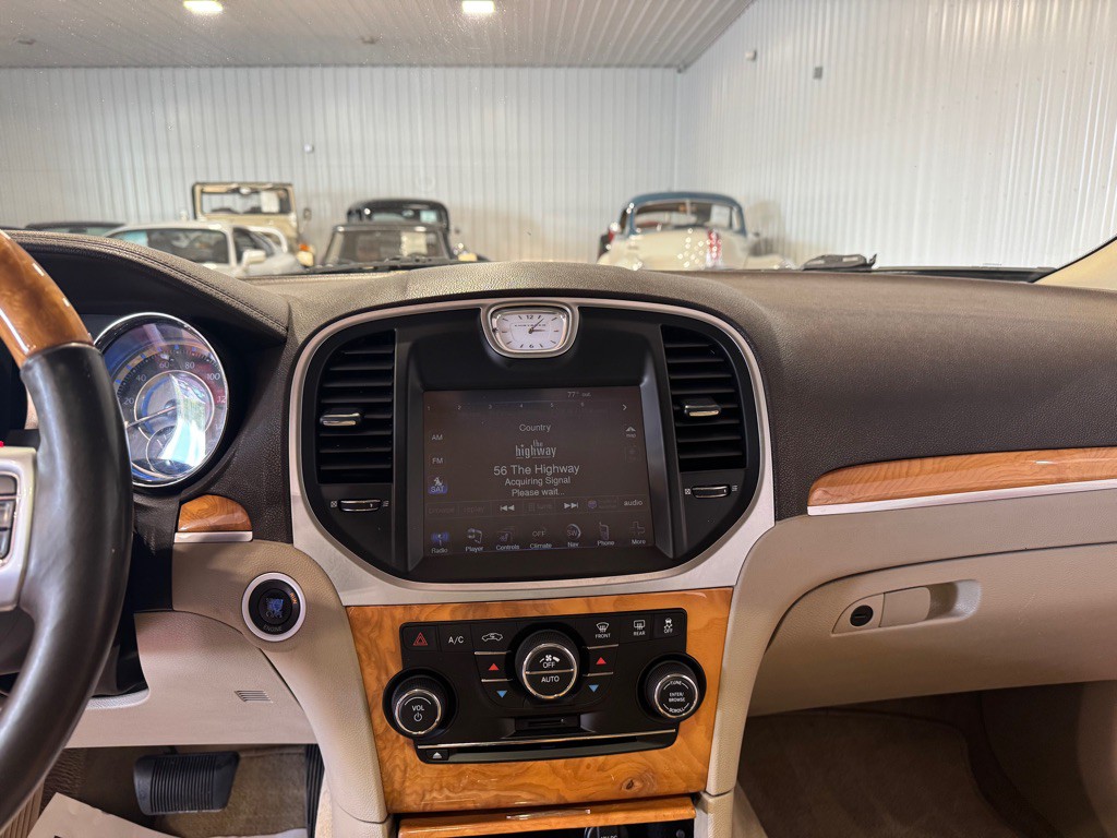 2012 Chrysler 300 Image 31
