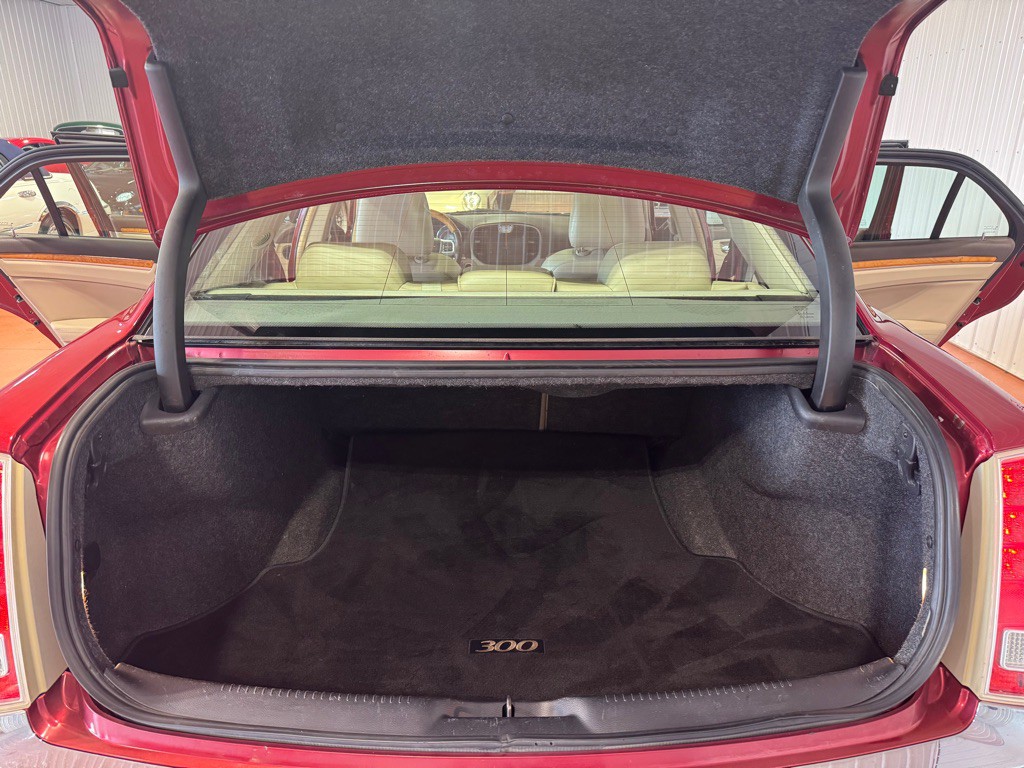 2012 Chrysler 300 Image 34