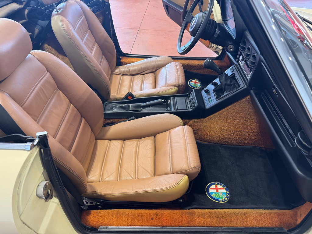 1987 Alfa Romeo Spider Image 21