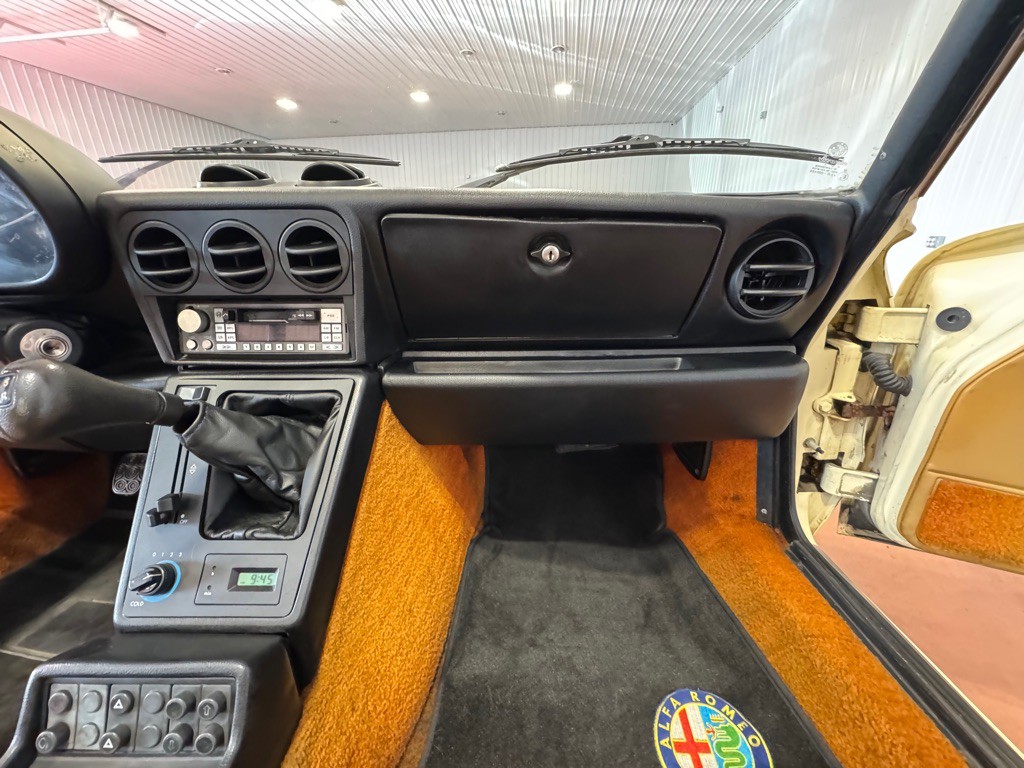 1987 Alfa Romeo Spider Image 26
