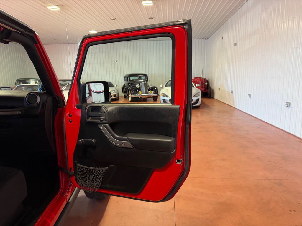 2013 Jeep Wrangler Image 21