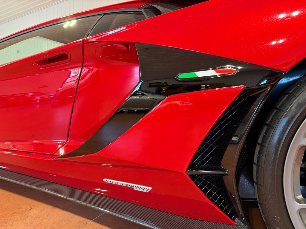 2019 Lamborghini Aventador Image 16