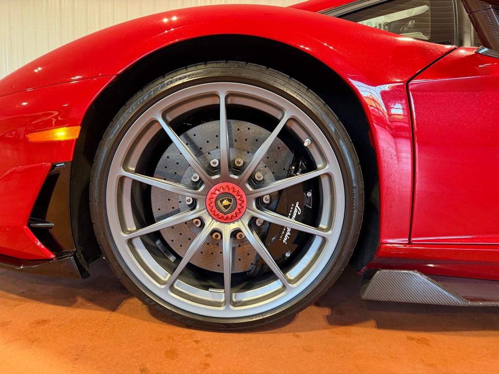 2019 Lamborghini Aventador Image 17