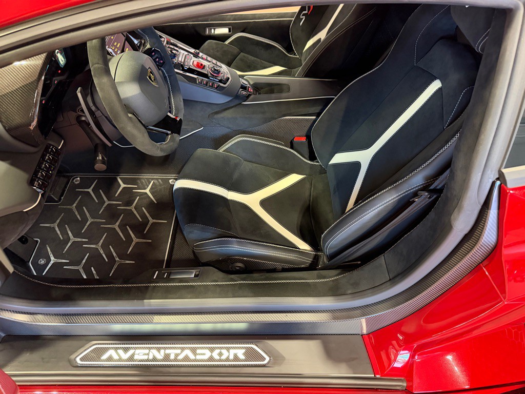 2019 Lamborghini Aventador Image 24