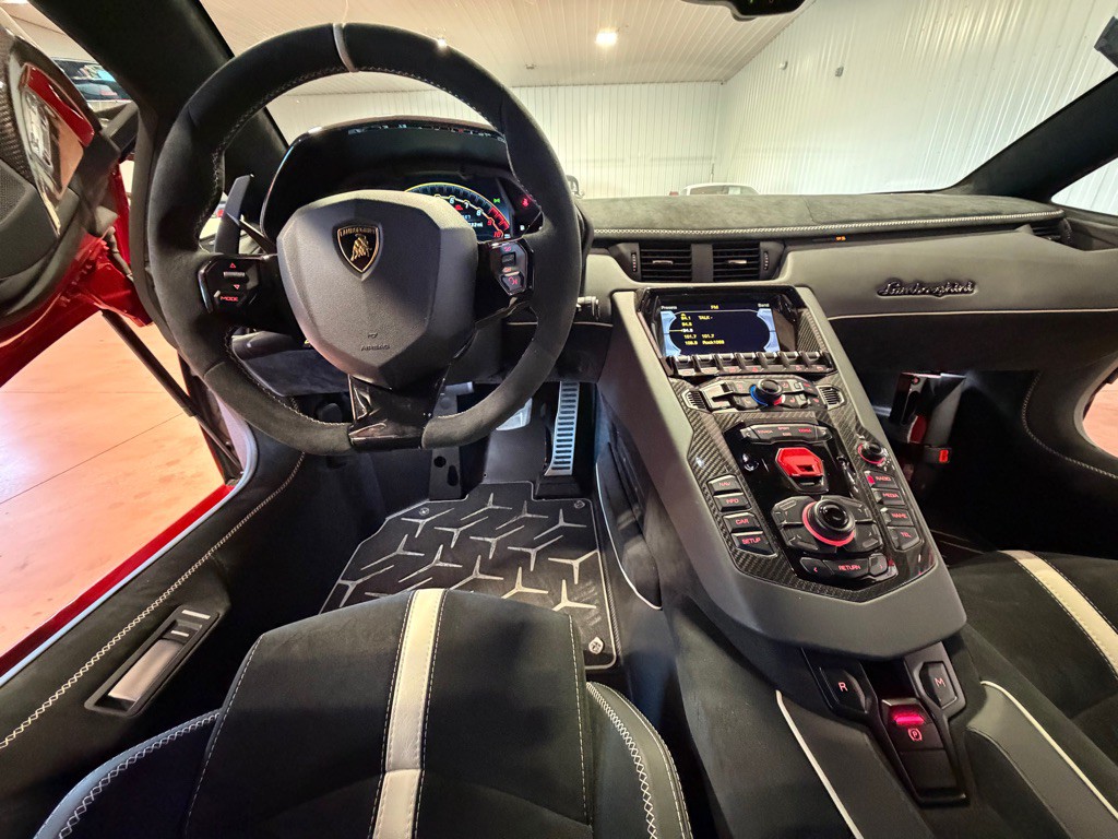 2019 Lamborghini Aventador Image 31