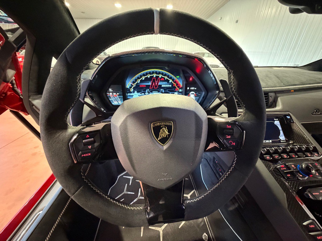 2019 Lamborghini Aventador Image 32
