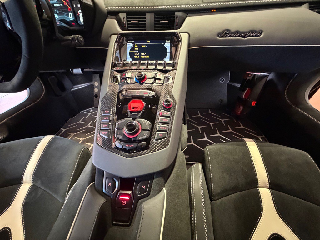 2019 Lamborghini Aventador Image 33
