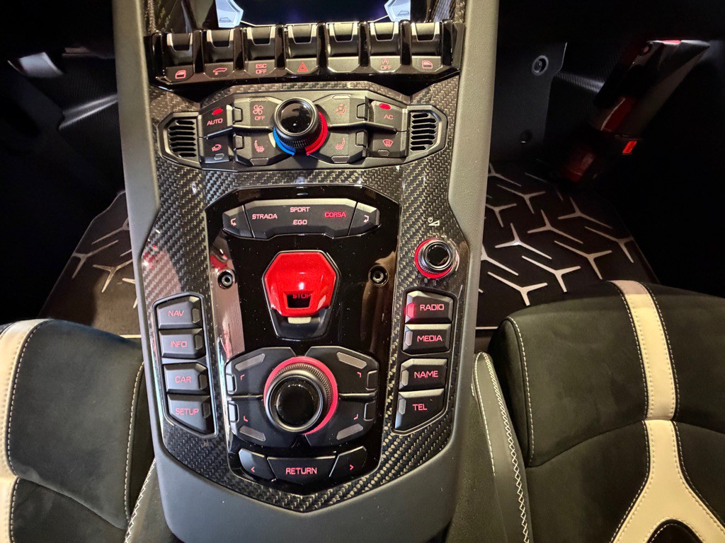 2019 Lamborghini Aventador Image 34
