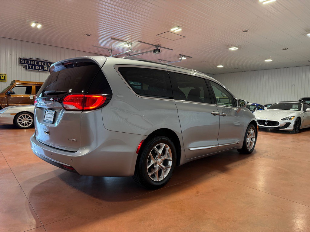 2018 Chrysler Pacifica Image 8