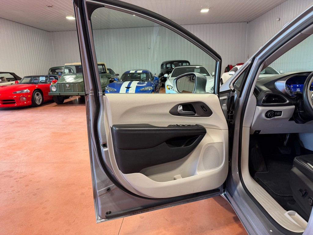 2018 Chrysler Pacifica Image 16