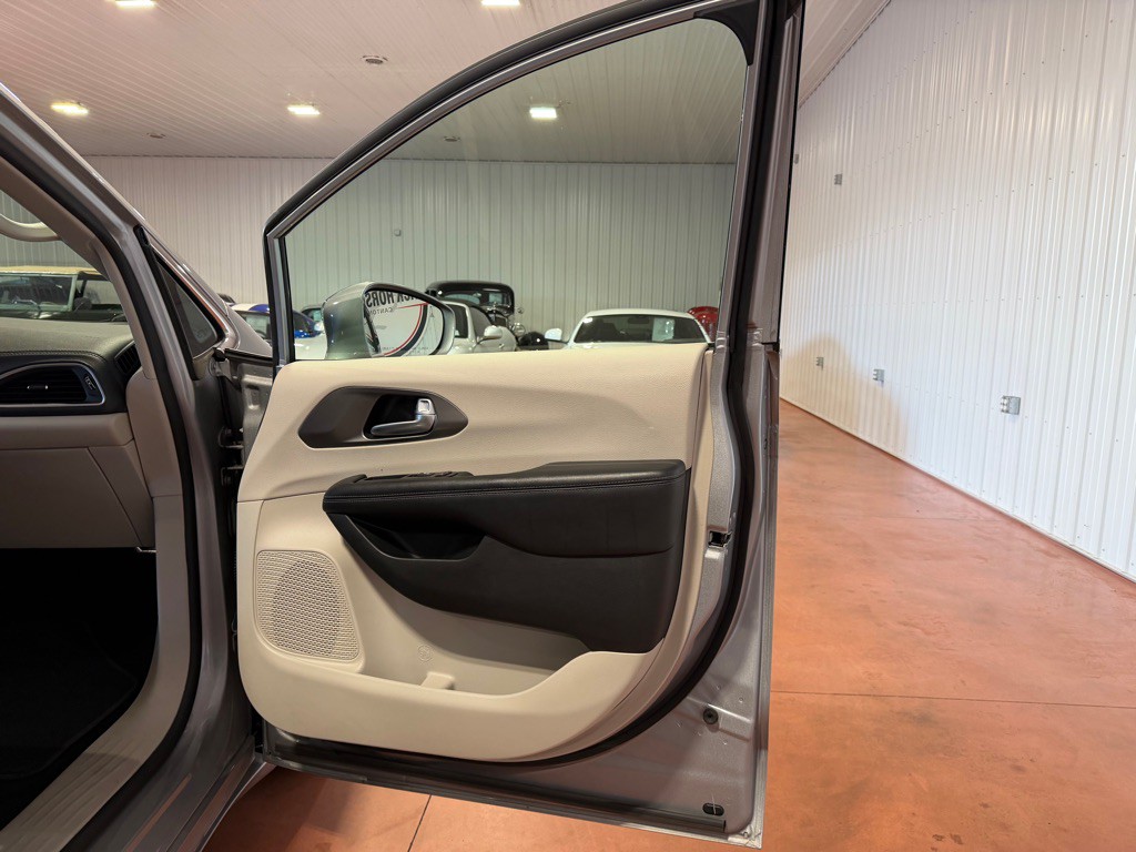 2018 Chrysler Pacifica Image 21