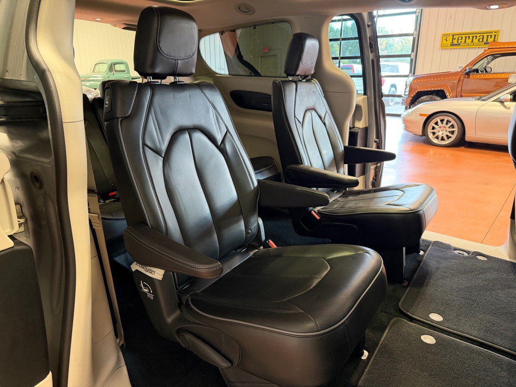2018 Chrysler Pacifica Image 25