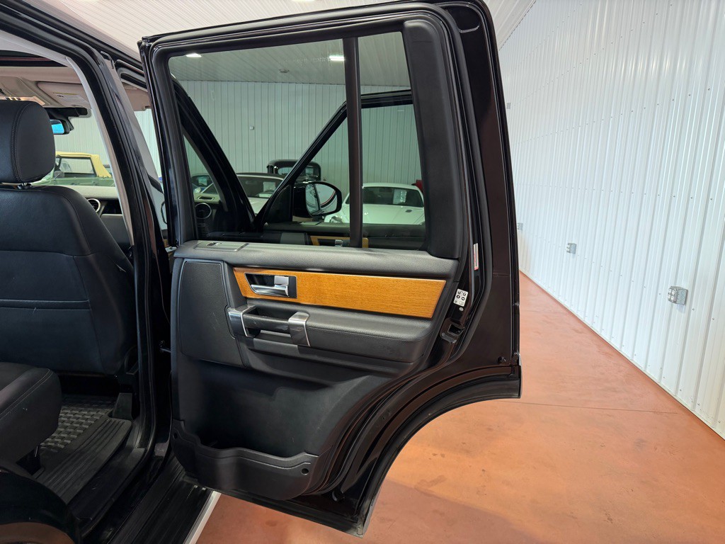 2015 Land Rover LR4 Image 25