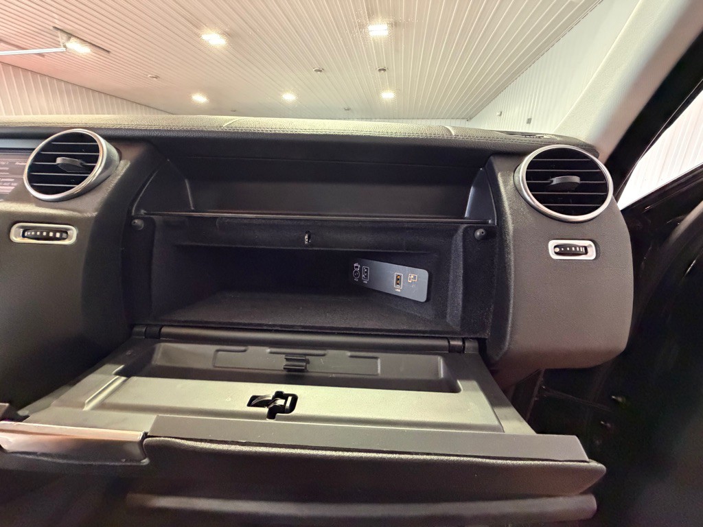 2015 Land Rover LR4 Image 38