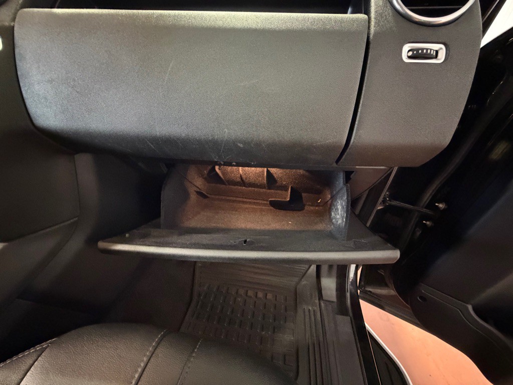 2015 Land Rover LR4 Image 39