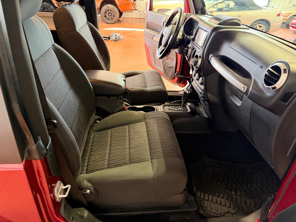 2012 Jeep Wrangler Image 18