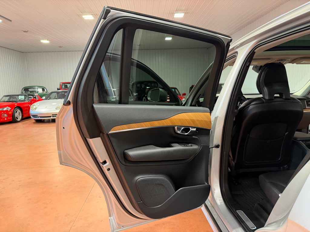 2022 Volvo XC90 Image 17