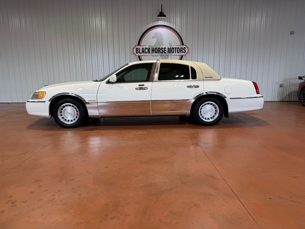 2002 Lincoln Town Car Image 2