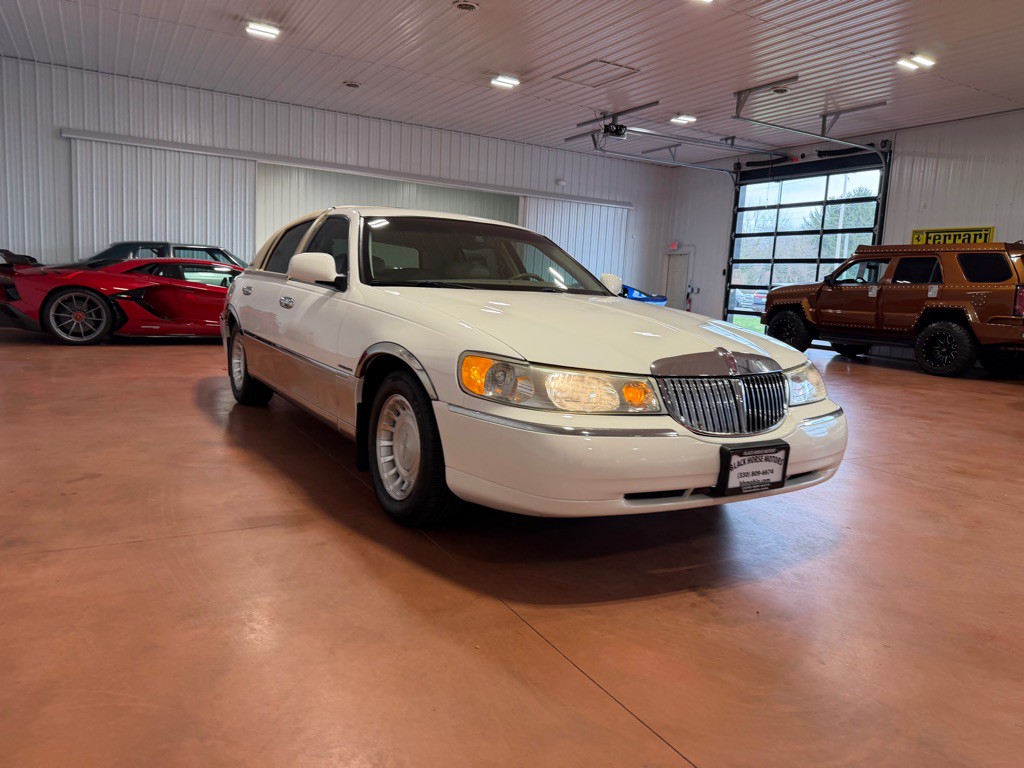 2002 Lincoln Town Car Image 6