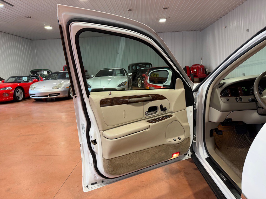 2002 Lincoln Town Car Image 12
