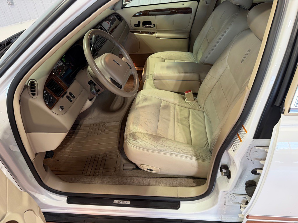 2002 Lincoln Town Car Image 13