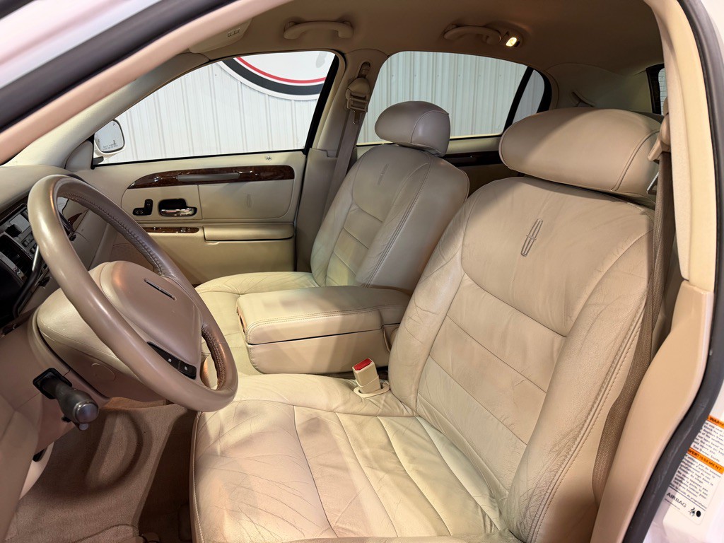 2002 Lincoln Town Car Image 14