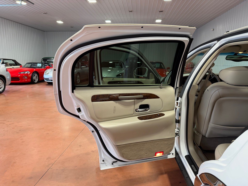 2002 Lincoln Town Car Image 15