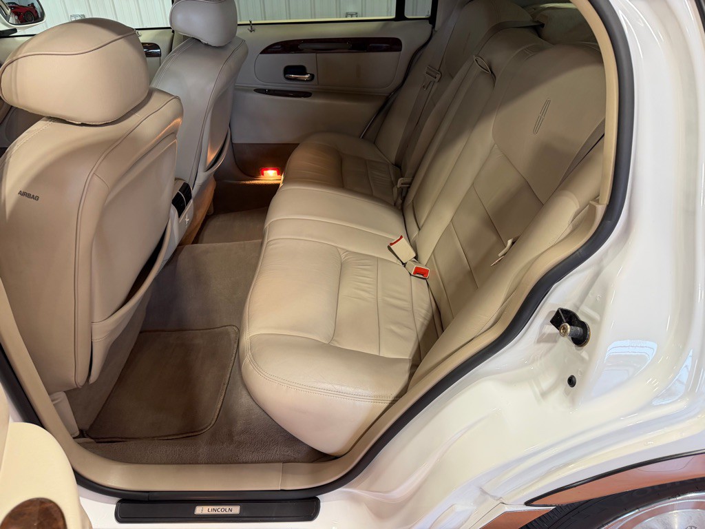 2002 Lincoln Town Car Image 16