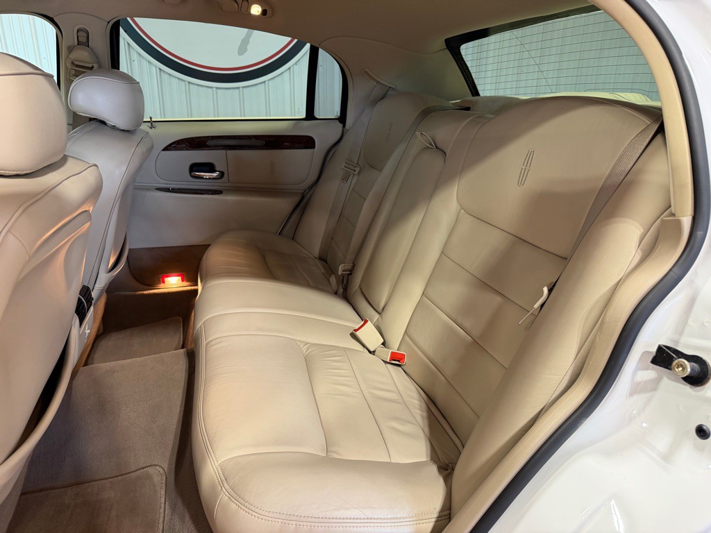 2002 Lincoln Town Car Image 17
