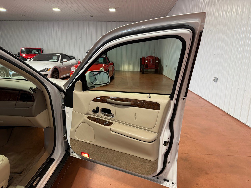 2002 Lincoln Town Car Image 18