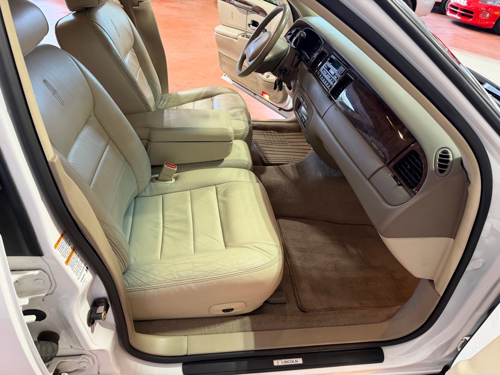 2002 Lincoln Town Car Image 19
