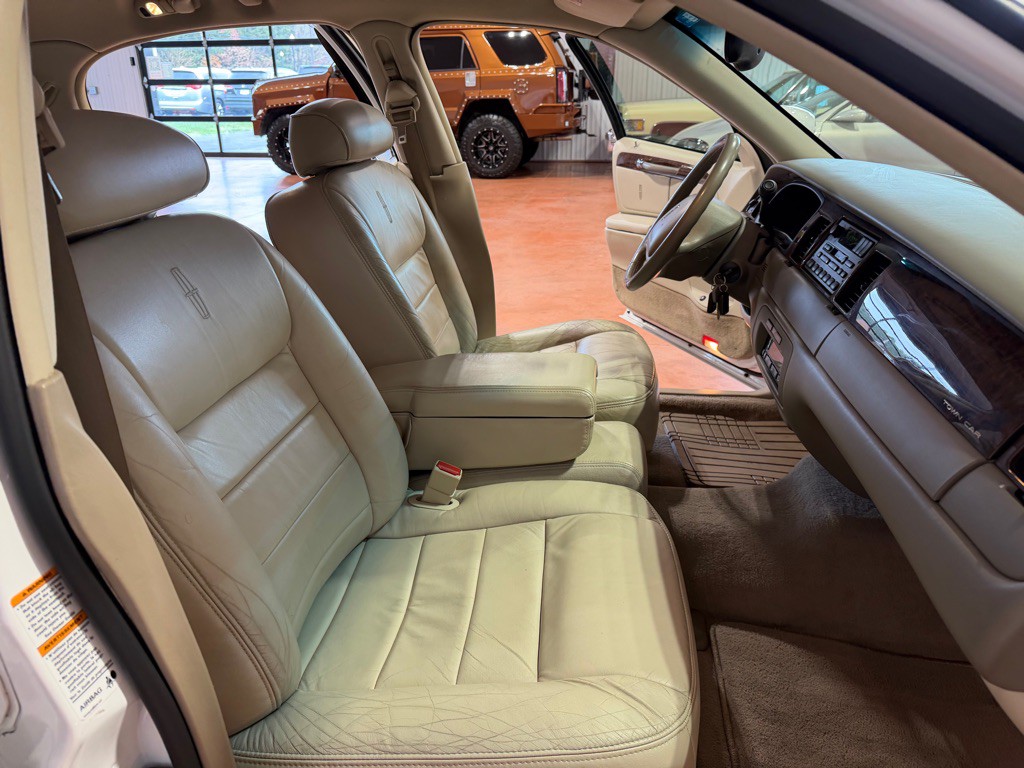 2002 Lincoln Town Car Image 20