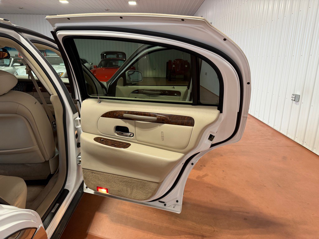 2002 Lincoln Town Car Image 21