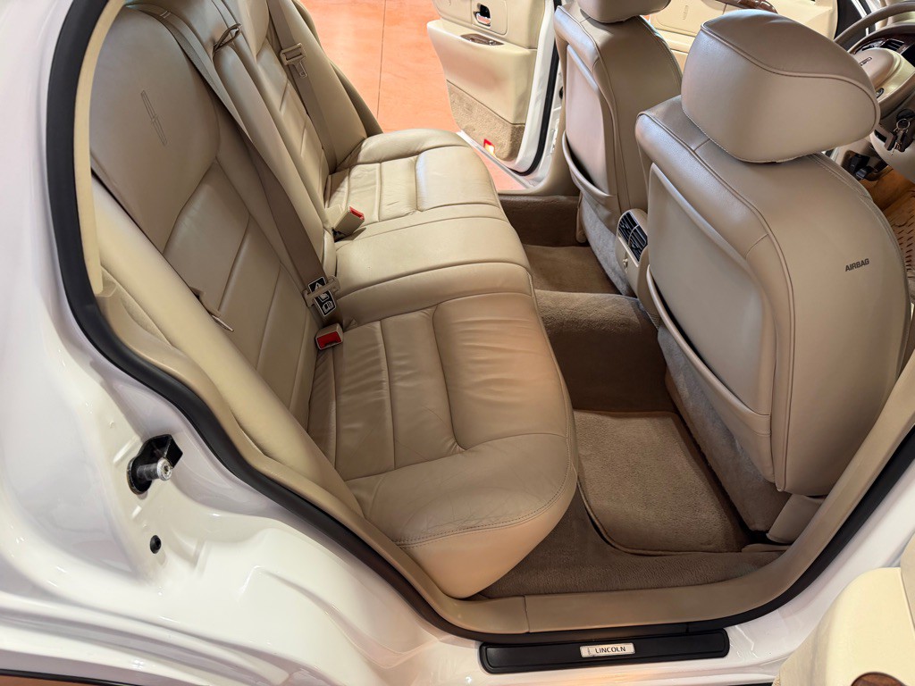 2002 Lincoln Town Car Image 22