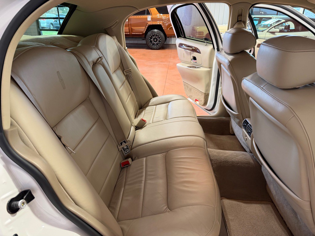 2002 Lincoln Town Car Image 23