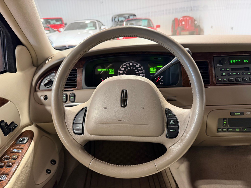 2002 Lincoln Town Car Image 26