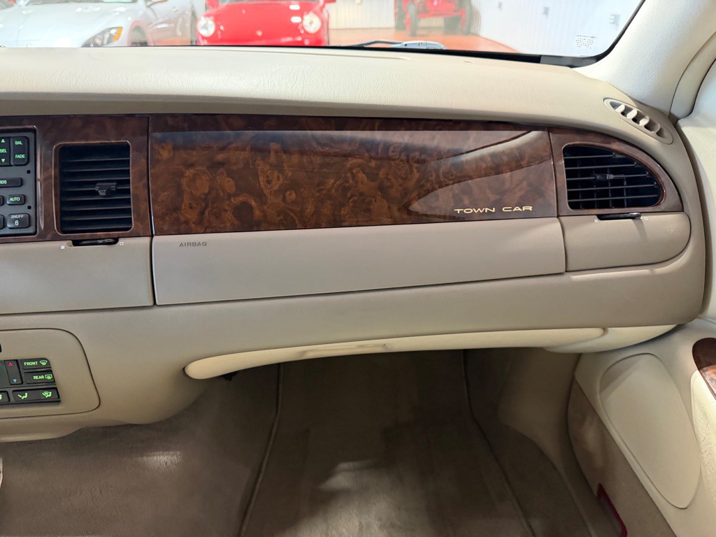 2002 Lincoln Town Car Image 28