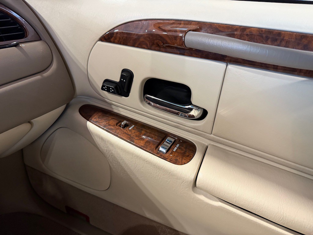 2002 Lincoln Town Car Image 29