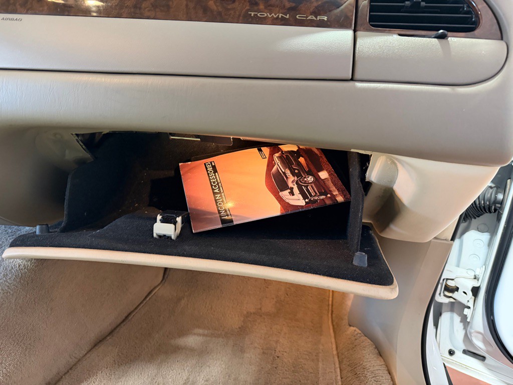 2002 Lincoln Town Car Image 30