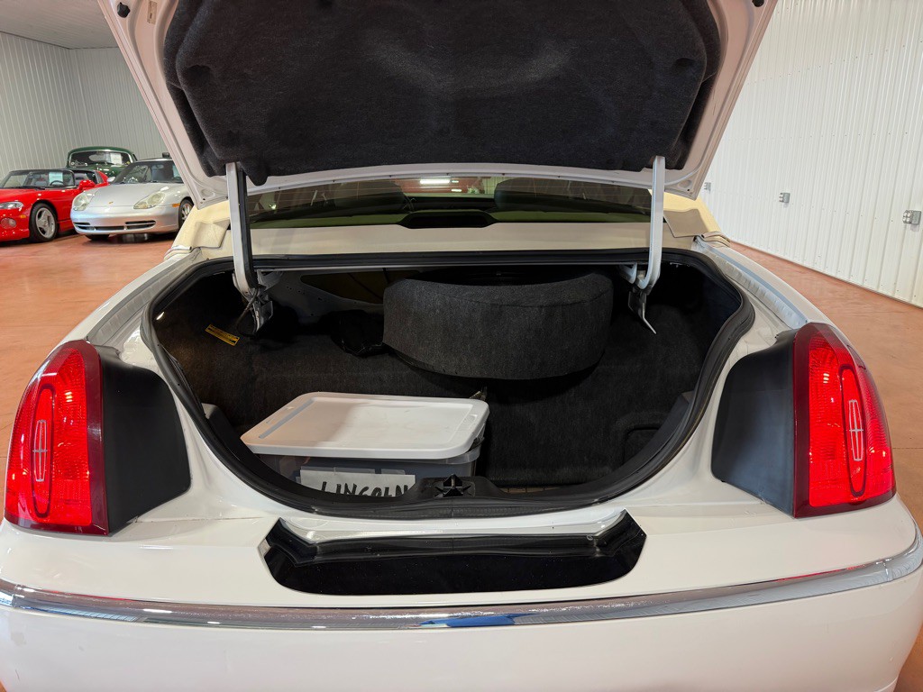 2002 Lincoln Town Car Image 32