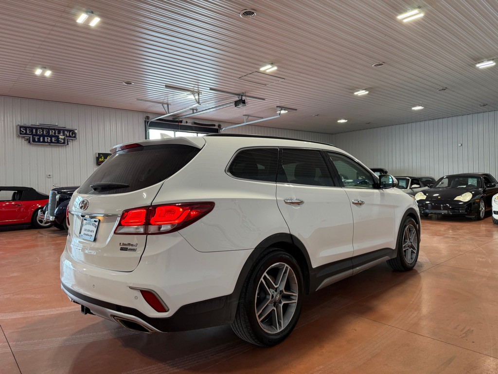 2017 Hyundai Santa Fe Image 8