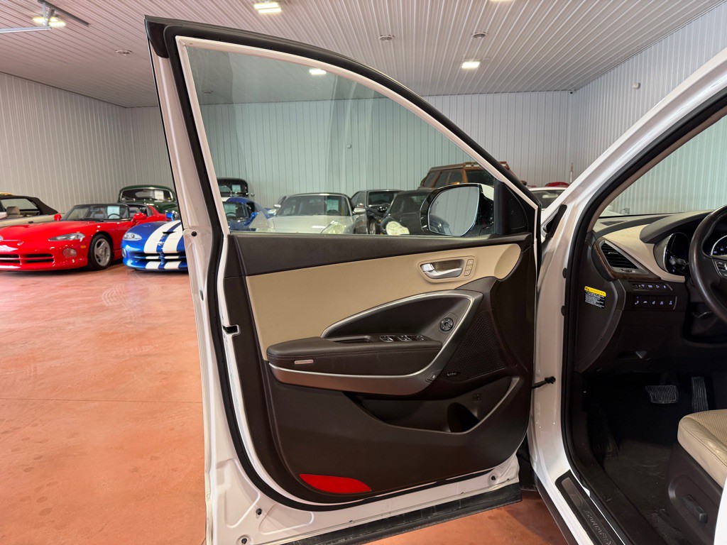 2017 Hyundai Santa Fe Image 11