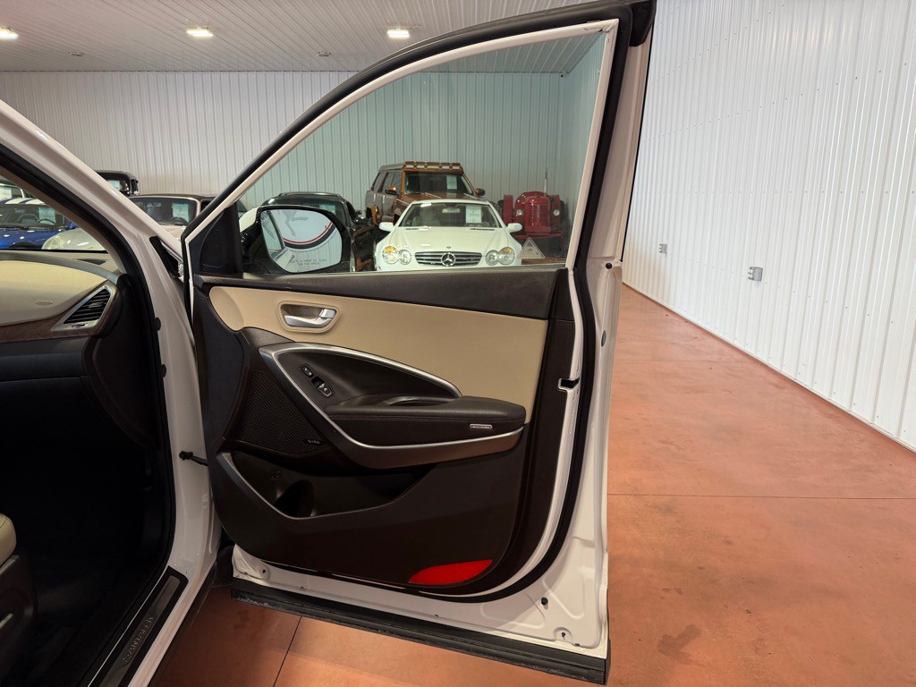2017 Hyundai Santa Fe Image 19