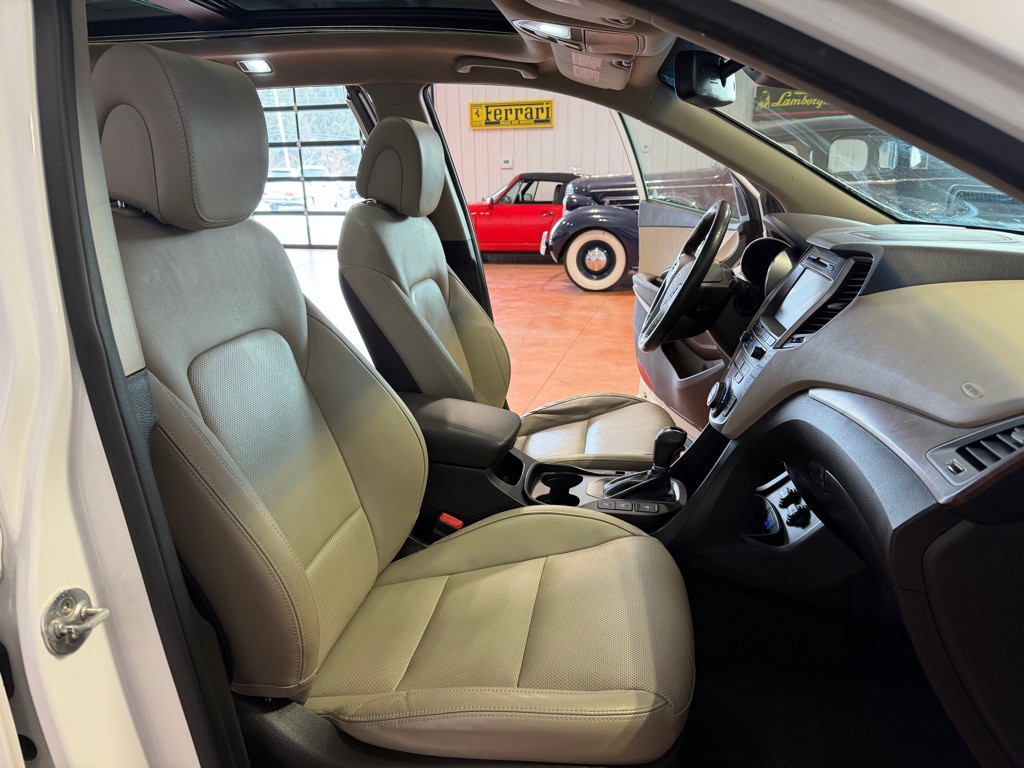 2017 Hyundai Santa Fe Image 21