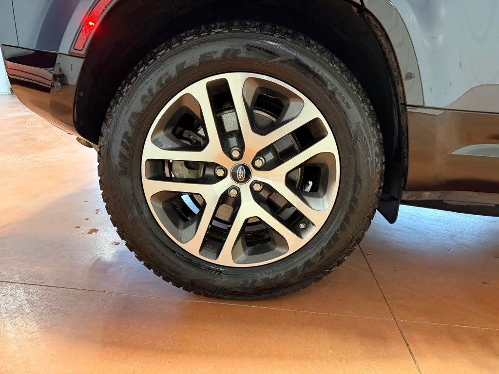 2021 Land Rover Defender Image 15