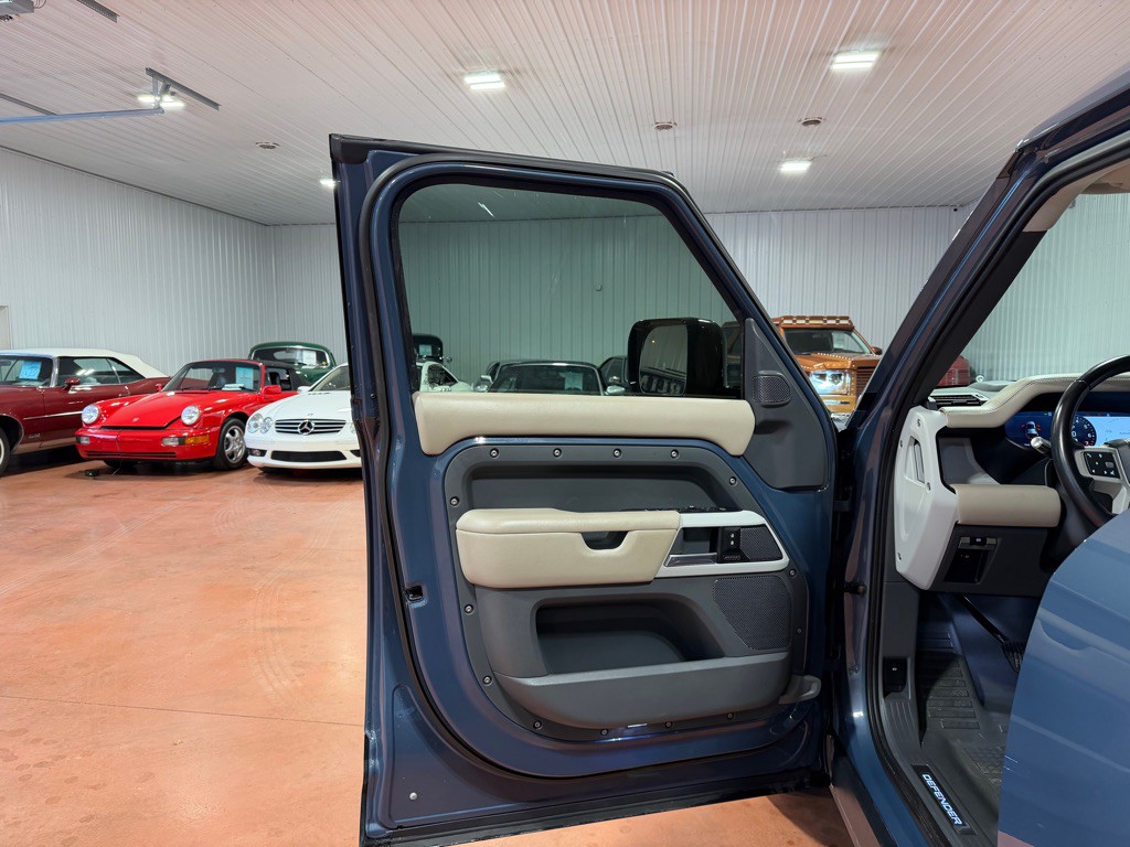 2021 Land Rover Defender Image 17