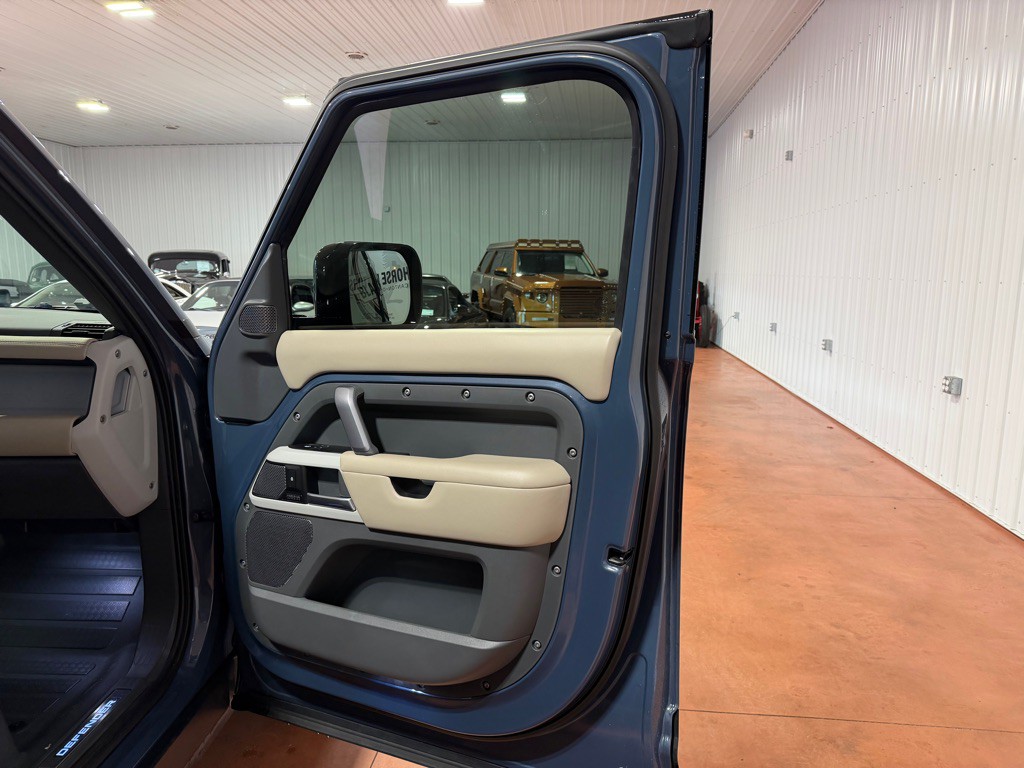 2021 Land Rover Defender Image 23